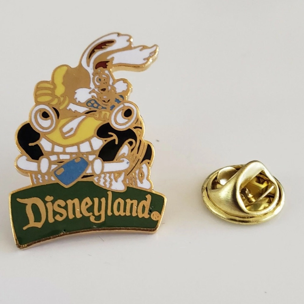“New” Disneyland/DCA ROGER RABBIT IN BENNY THE CAB TOON TOWN ATTRACTION PIN